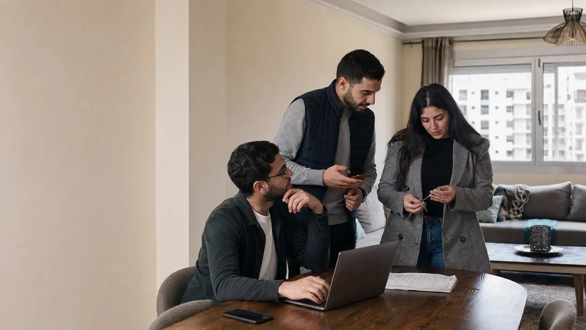 L'équipe Rentimo travaillant dans un appartement au Maroc